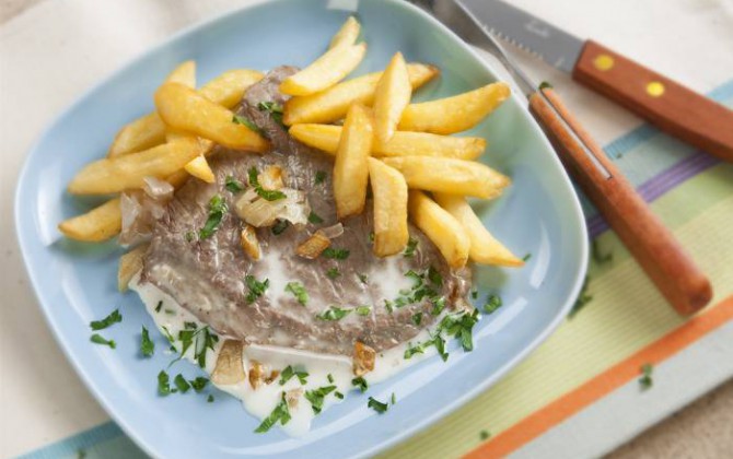 Receta_gallinablanca_filetesdeterneraensalsaconpatatasfritas