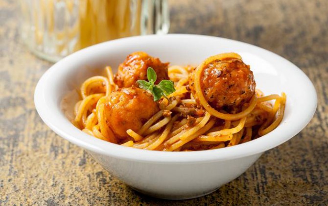 Espaguetis con albóndigas y salsa de tomate