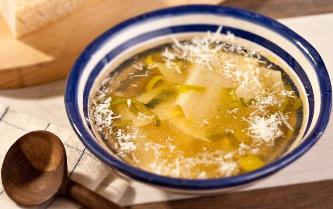 Pasta con caldo de verduras