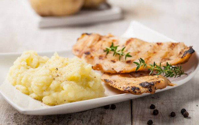 Pavo a la plancha con puré de patatas