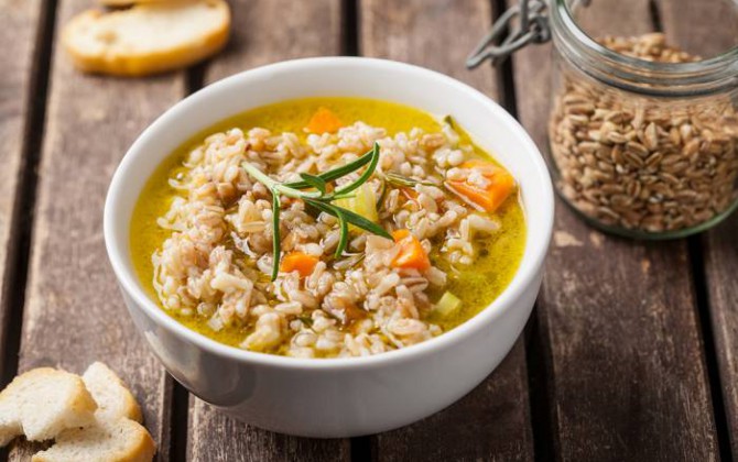 Sopa de cereales con romero