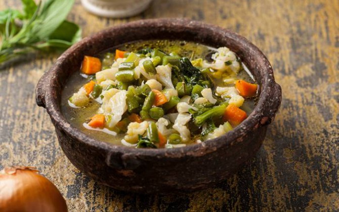 Sopa de verduras con hierbas