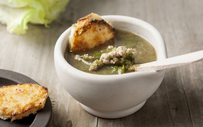 Sopa de escarola y ternera