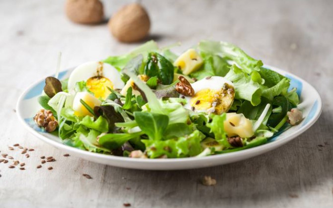 Ensalada verde con huevo y queso
