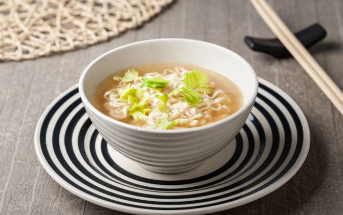 Noodles con sopa de miso