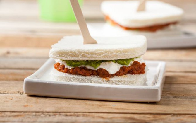Sandwich de tomate y pesto