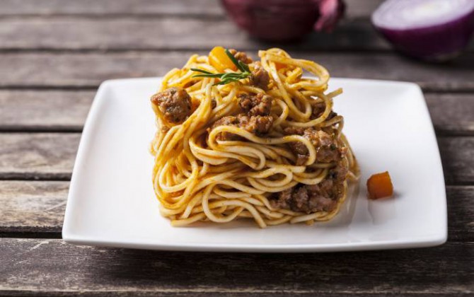 Espaguetis con salchichas