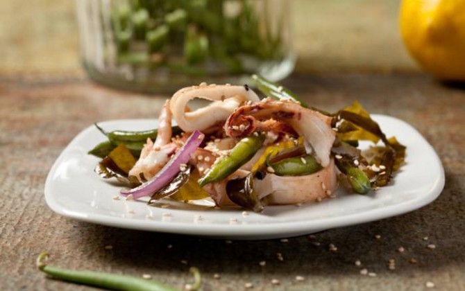Ensalada tibia de calamares, algas y judías verdes