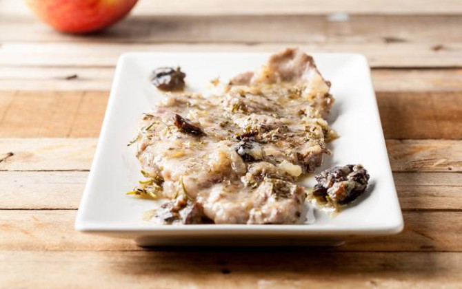 Escalope de tocino con ciruelas y manzanas