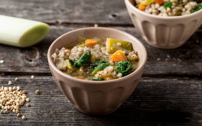 Sopa de puerro y trigo