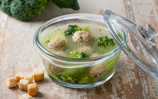 Receta de caldo con albóndigas y brócoli