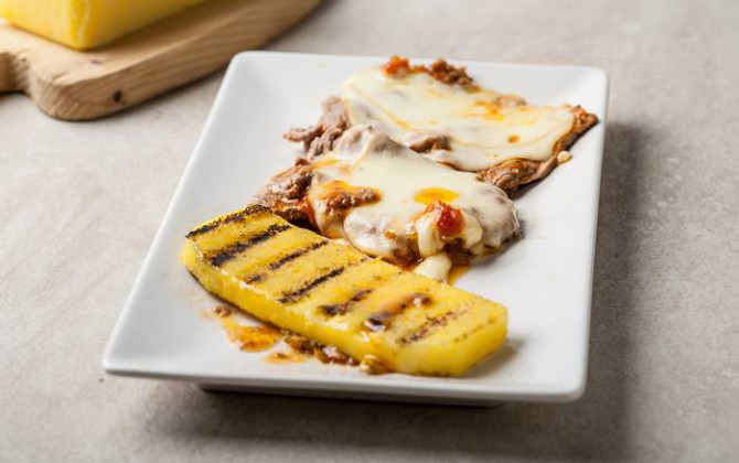 Filete con queso y polenta