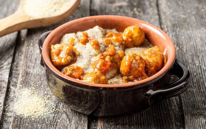 Albóndigas con salsa y polenta