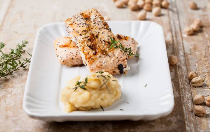 Salmón con crema de garbanzos y patatas