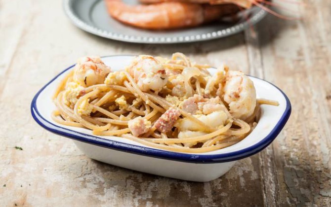 Espaguetis a la carbonara con langostinos