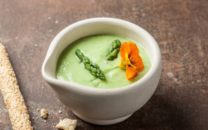 Sopa crema de espárragos verdes