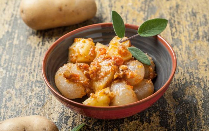 Patatas y cebollas con tomate