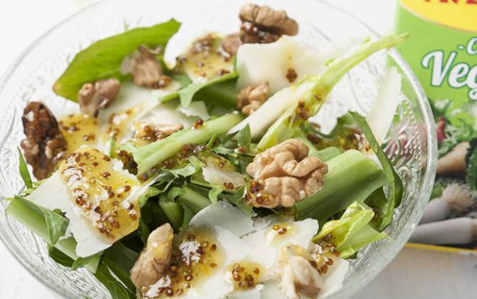 Receta de ensalada de achichoria con nueces y parmesano