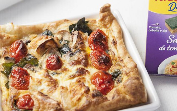 Hojaldre con tomate, champiñones, kale y queso de cabra