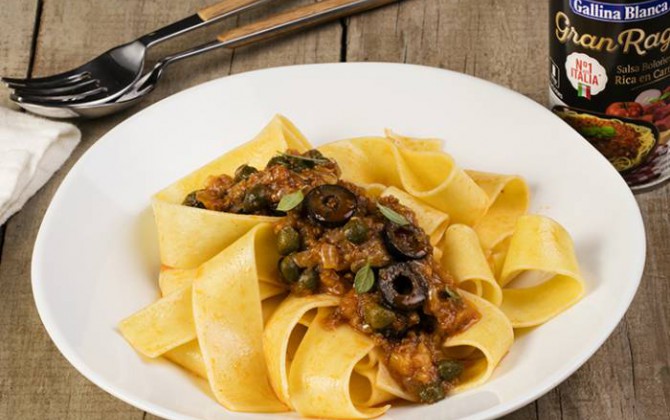 Pappardelle con tomate olivas y alcaparras
