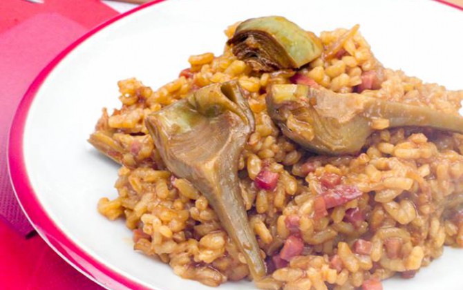 Paella de carne y alcachofas