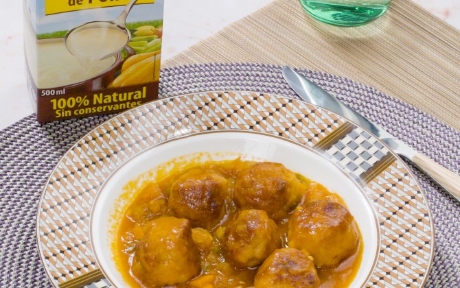 Bodegon con producto albondigas de pollo en salsa