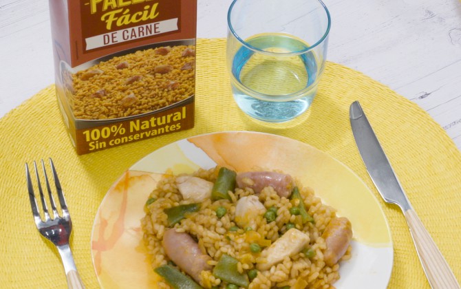Bodegon con producto arroz con pollo y salchichas