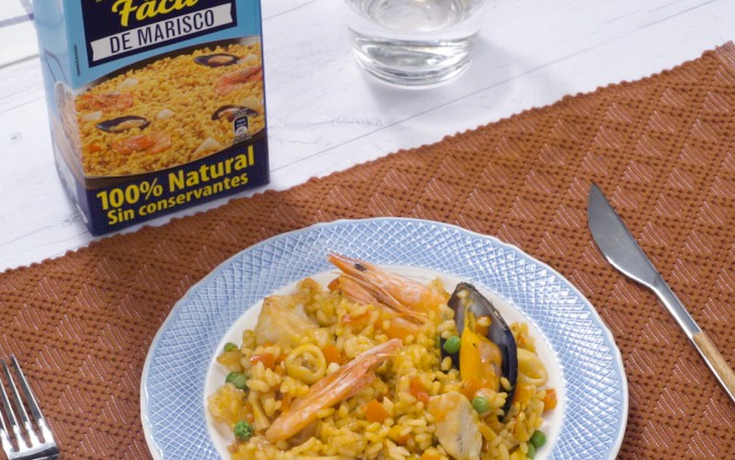 Bodegón con producto arroz con pollo y marisco