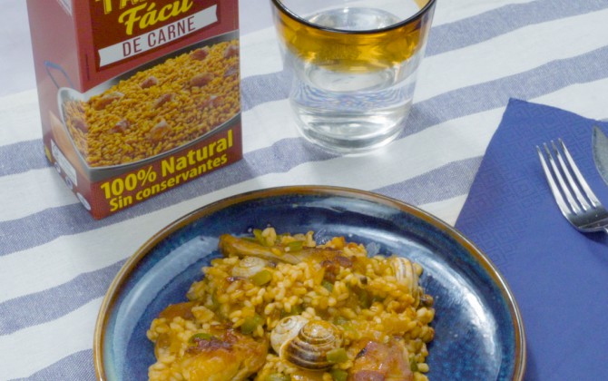 Bodegón de arroz con conejo y caracoles con producto