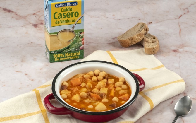 Bodegón de potaje de garbanzos con repollo con producto