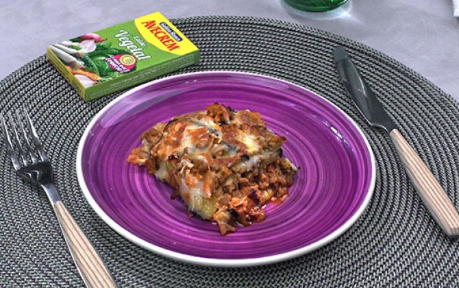 Bodegón con producto lasaña de calabacín y carne picada