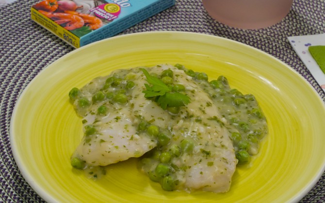 Bodegón de merluza en salsa verde con guisantes sin producto