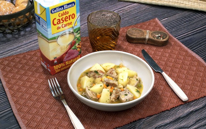 Bodegon con producto estofado con carne de cerdo