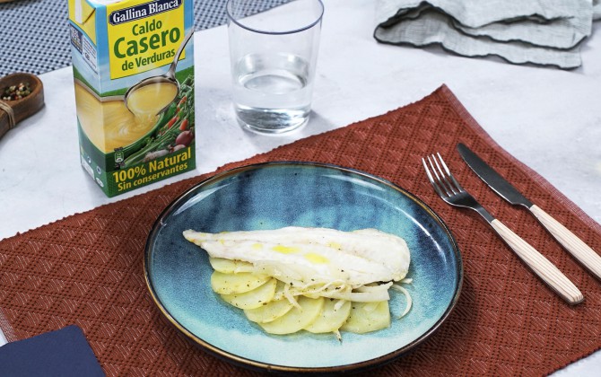 Merluza al horno con patatas y cebolla con producto