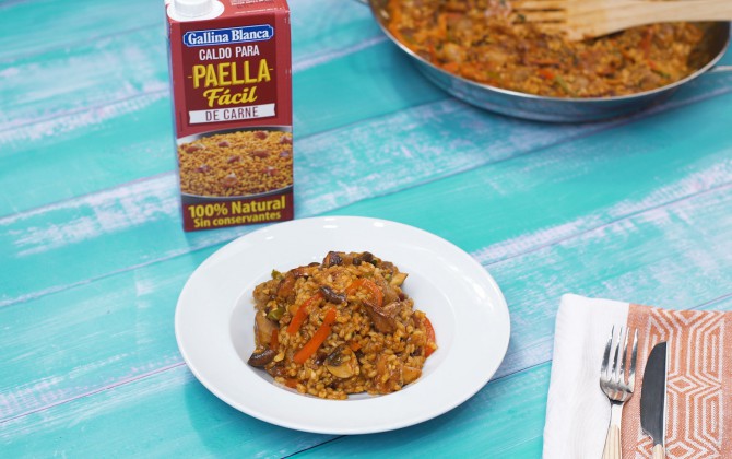 Arroz con carne de cerdo bodegon con producto