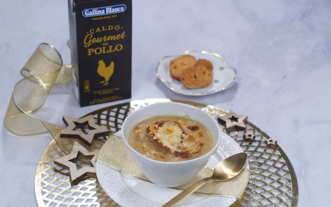 Sopa de cebolla con queso con producto