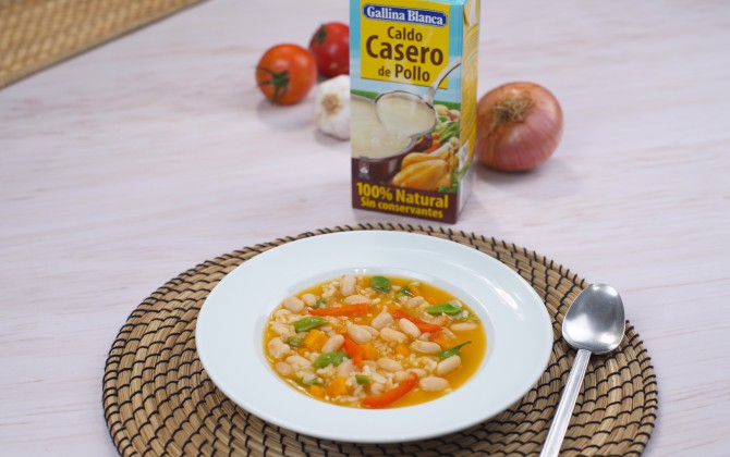 Bodegón con producto alubias con arroz y verduras
