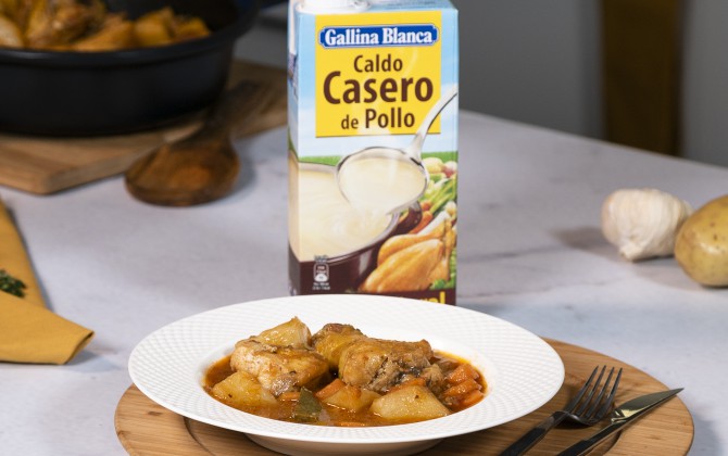 Emplatado con producto pollo guisado con patatas