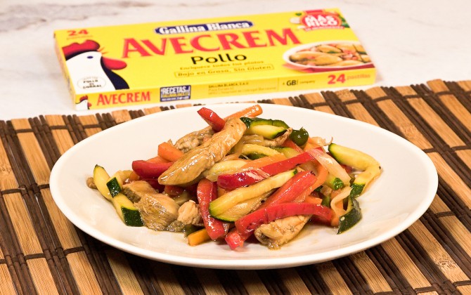 Emplatado con producto salteado de pollo con verduras