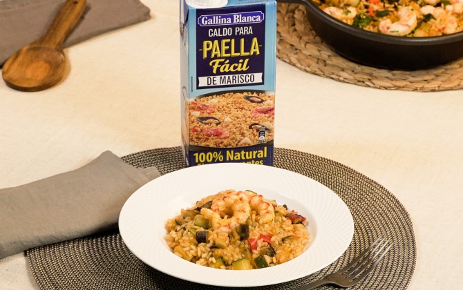 Emplatado con producto arroz con berenjenas y gambas