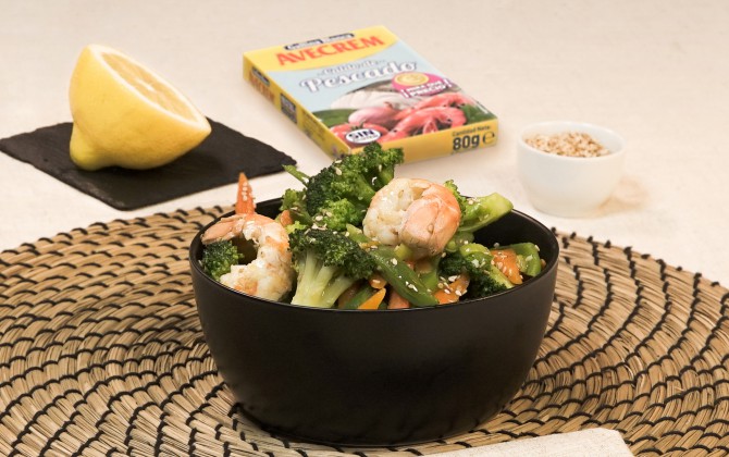 Emplatado con producto wok de verduras y cigalas
