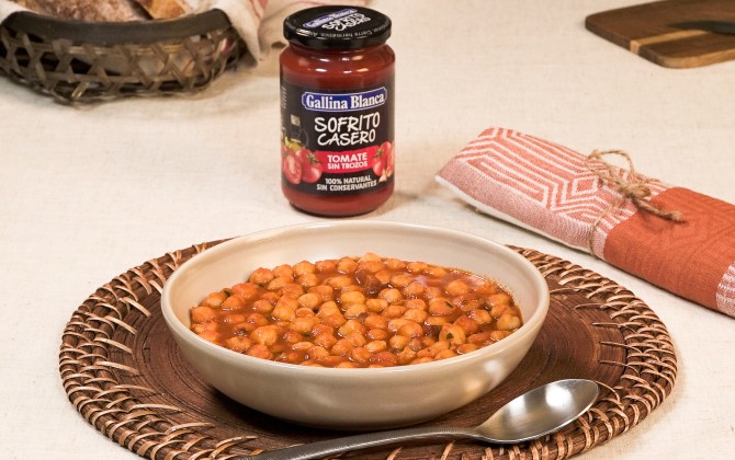 Emplatado con producto garbanzos con tomate