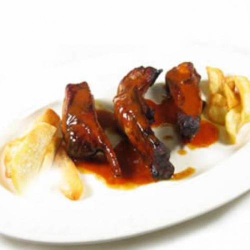 costillas de cerdo en salsa barbacoa con patatas fritas | Recetas Gallina  Blanca