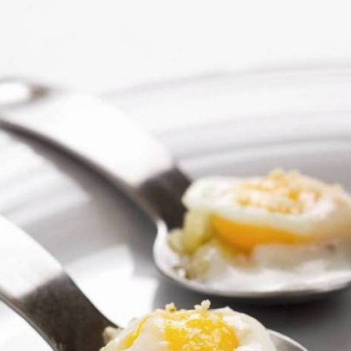 Huevos de codorniz escaldados con cebolla y cremoso de queso de cabra