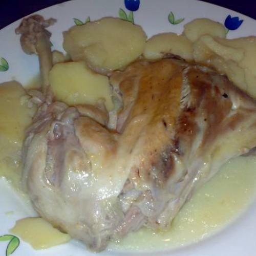 muslo y contramuslo de pollo con guarnición de patatas