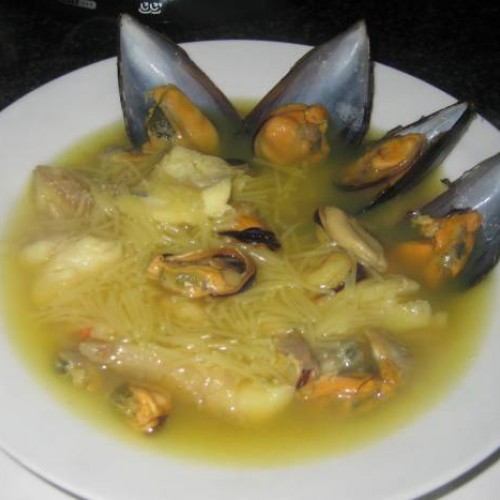 sopa de fideos con marisco y pescado