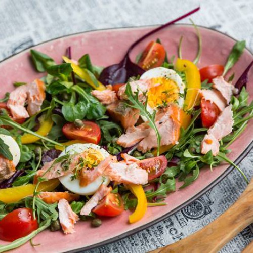 Ensalada de salmón y espárragos verdes