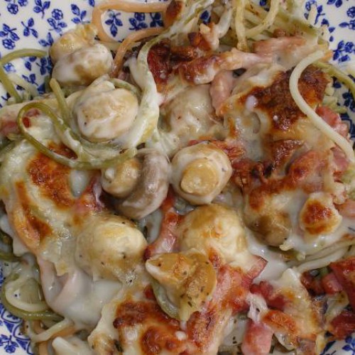 spaggetti tricolori con bacon y champiñones