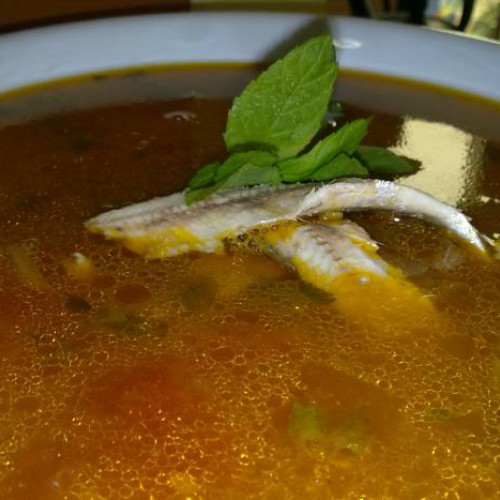 sopa de tomates con boquerones y hierbabuena