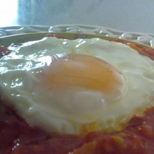como freir un huevo sin que salte el aceite